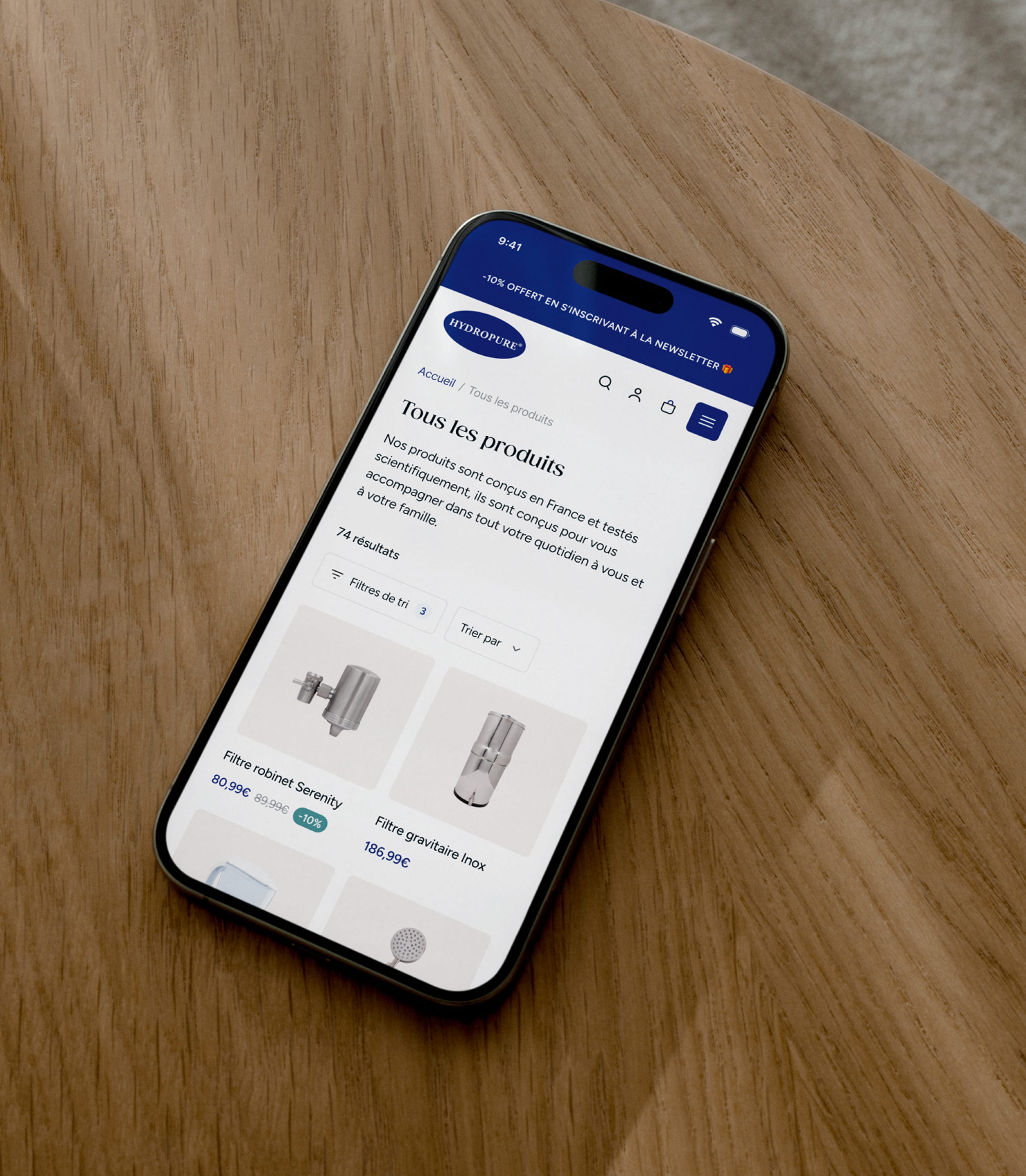 Page produit Hydropure consultée sur smartphone en extérieur